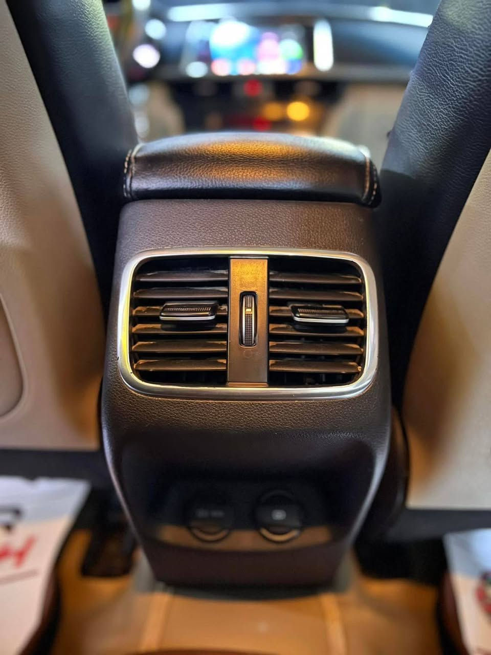 للـــبيع
نــــــوع السيــــارة : كيا _ أوبتيما .
المــــــــوديــــــل : ٢٠١٧ .
لـــون الســـــــيارة : أحمر .
ألمسافة ألمقطوعة : ١50 ألف كيلو متر .
عدد الاسطــــوانات : ٤ سلندر .
حجـــم المحــــرك : ٢٠٠٠ CC .
نـــــاقل ألحــــركة : أوتماتيك .
نــــوع ألـــــــوقود : بنزين .
ألـــــــــــــــــوارد : خليجي .
رقــــم اللوحــــــة : بغداد تحويل ثاني يوم
المـــــــــقاعـــــد : مخمل مغلف جلد . 
فئـــــة الســـــيارة : SALON .

ألمواصفـــــــــات : شاشة ، كاميرا خلفية ، تبريد قطعتين ، لايت كهرباء ، مري شفط مع اشاير بألمري ، شفتات ستيرن ، تحكمات ستيرن جهتين ، وضعيات قيادة متعددة ( Eco , Sport , Normal ) ، كشافات امامية ، ويل كب . 

الملاحظـــــــــات : وارد خليجي مكفولة من الضرر والصبغ ، بيها فقط بارد و سونارها مُرفق بألصور . 
ألـــــــسعـــــــــر : اتصل ع الارقام 
للأتصــــــــــــــال :***********
