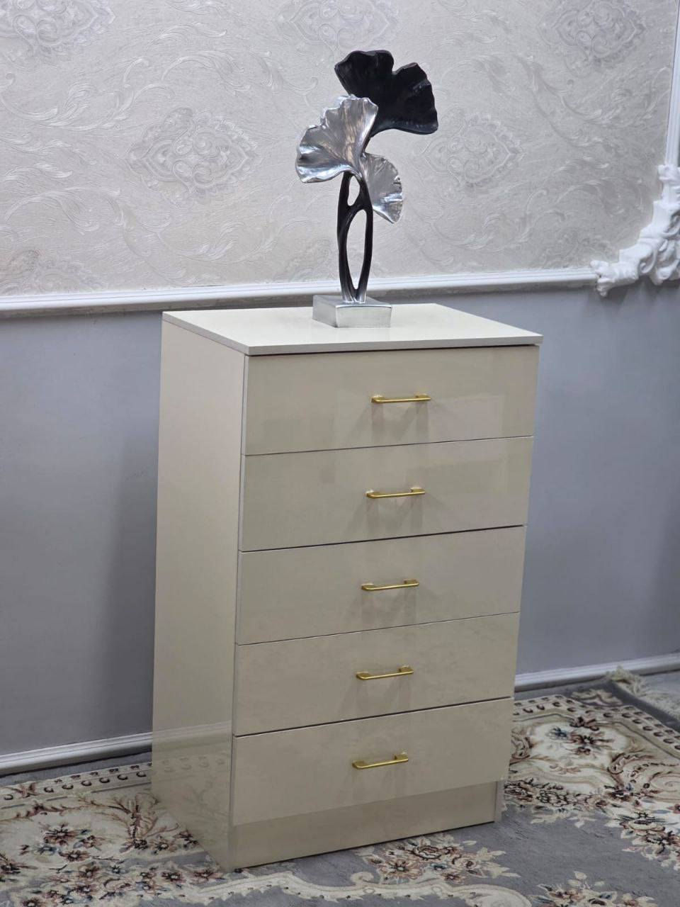 ✨ كوميدي مجرات خماسي – خشب ✨
تصميم عملي يخدمك بكل مكان 
تستخدمه:
✔️ مدخل بيت
✔️ غرفة نوم
✔️ صالة
✔️ حتى ميز تواليت 
📏 القياسات:
▪️ العرض: ٦٠ سم
▪️ الارتفاع: ٩٨ سم
▪️ العمق: ٤٠ سم
مساحة خزن مرتبة
حجم مناسب وما ياخذ مكان
وشكله يخلي الغرفة مرتبة 100٪ 
💰 السعر: 125 دينار فقط 🔥
(بهالسعر فرصة لا تفوت 👌)
🚚 توصيل مجاني داخل بغداد
📦 المحافظات 15 الف


**إذا كنت صاحب هذا الإعلان وتريد حذفه لأي سبب، رجاءا أرسل رسالة إلى الدعم الفني**