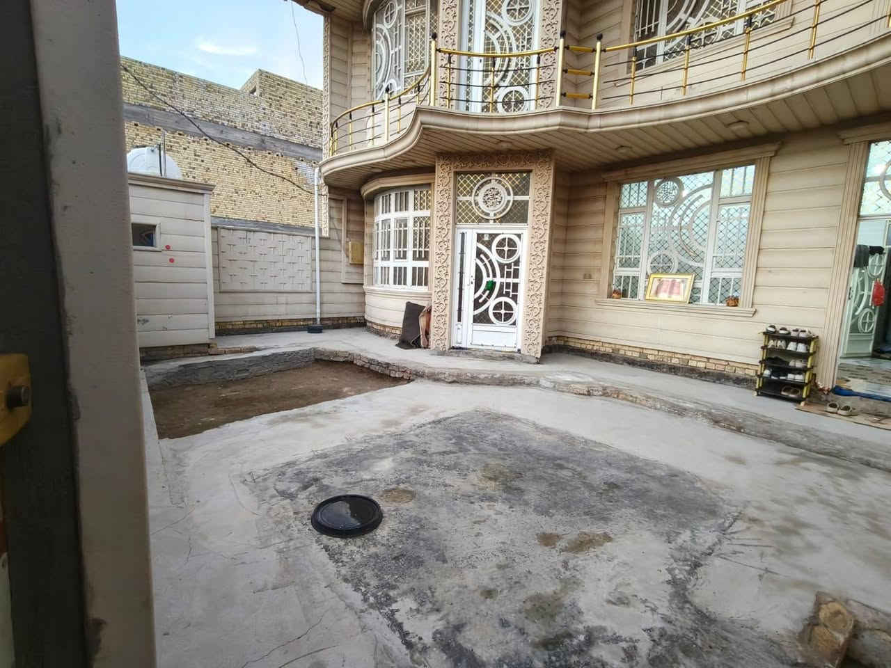 بيت 200متر يباع نقدا مع الاغراض البيت باسمي بي 6غرف نوم واستقبال ومطبخ 2حمام 2تواليت
***********
