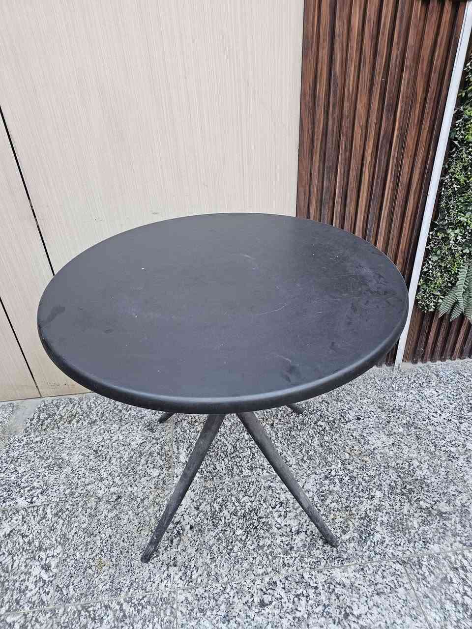 السلام عليكم شباب هاي الاغراض مستعملة اسبوع للبيع بسعر 550 الف🎈
📌ميز صالة عدد 2
📌ميز كاشير عدد1
📌شاشة LGUHD 
📌اشجار عدد 5
للتواصل على الرقم📲
(***********)📞
