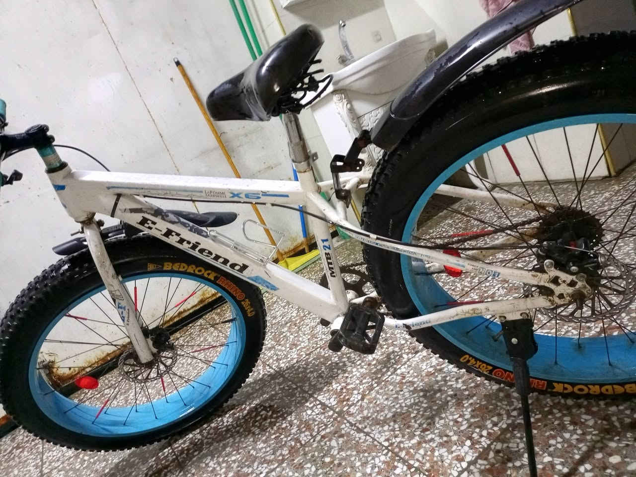 باسيكل نوع دبابة، حجم21،ابريكات يشتغل، تايرات جديدة، سعرة 95 و بي مجال اتصل على رقم ***********
