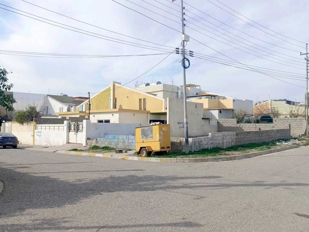 بيت #ركن  للبيع في لاوان ستي 
مساحة 200 متر + 200 متر متروكة (حديقة خارجية ) 
#واجهة_شروق 
يتكون من :- 
 غرفة نوم // استقبال // هول داخلي // مطبخ // صحيات // حديقة و كراج 

العنوان :- طريق كسنزان _ سايدين لاوان _ خلف شقق بلص لايف
******************************************** 
خانووی #روکن بۆ فرۆشتن لە لاوان ستی 
ڕووبەر :- 200 مەتر + 200 مەتر مترووکە 
روو له ڕۆژهەڵات 
پێکهاتووە لە :- 
ژووری نووستن // دیوەخان // هۆڵ // چێشتخانە // گەرماو 
*****************
للاستفسار 
📞***********

📞***********
##عقارات #عقارات_سيفر #عقارات_اربيل #اربيل
