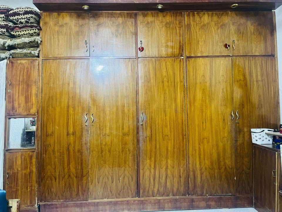 السلام عليكم 
غرفه احطاطه الخشب الأصلي العراقي القديم
خمس قطع مع الكنتور والجربايه 
السعر 600 للاستفسار واتساب ***********
