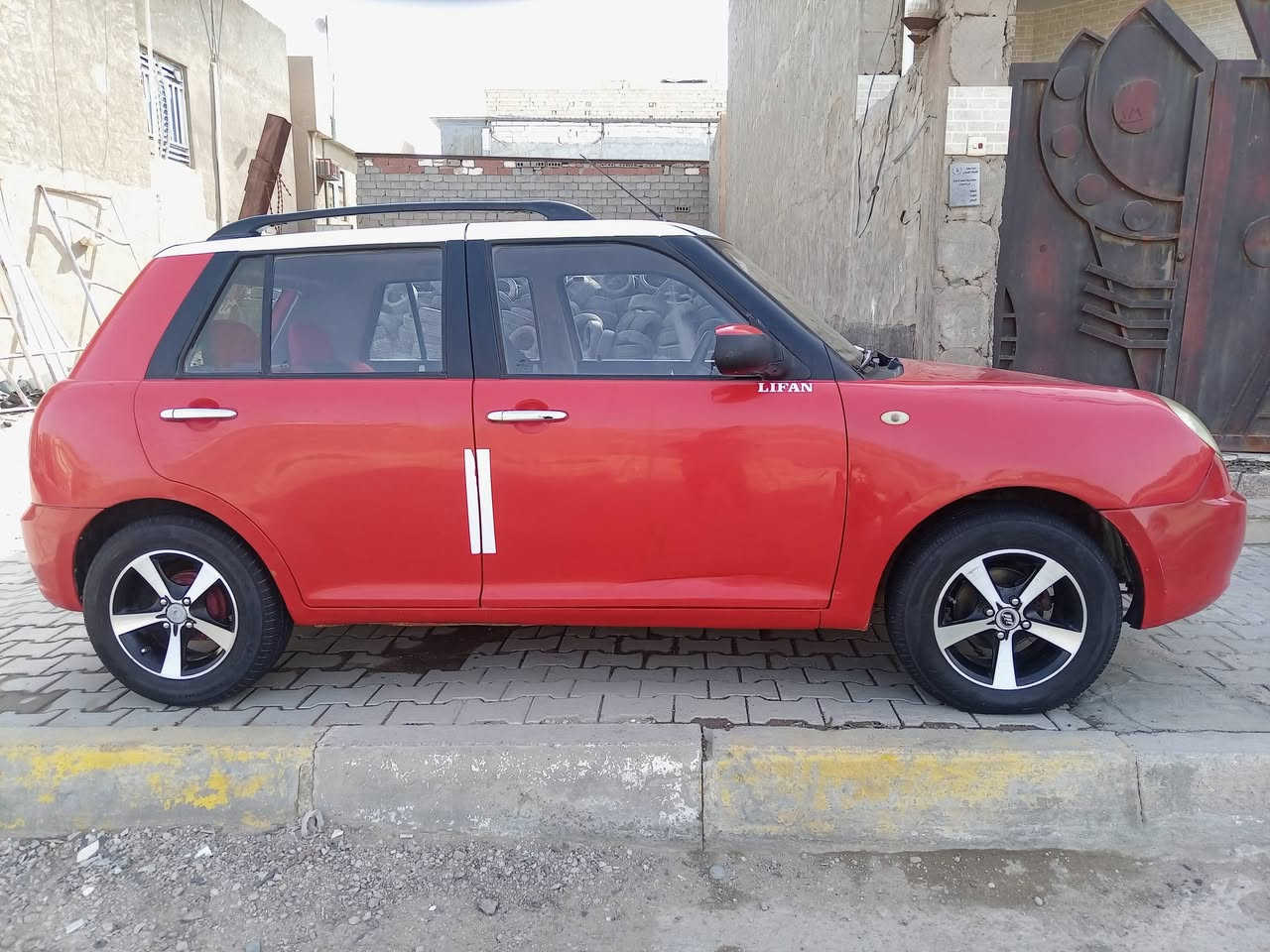 ليفان 320  بيها 3قطع صبغ اثر جراد رقم انكليزي جاهزة لسيارة مكاني كربلاء سعر 40وبيها مجال بسيط استفسار ***********
