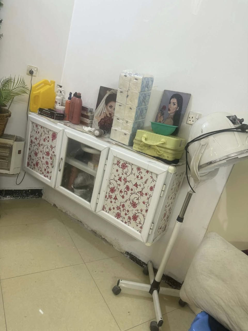 📞 ***********
🔥 للبيع أغراض صالون بحالة ممتازة 🔥

🪑 الأسود 75 (بيه مجال)  
🪑 الأبيض 100 (بيه مجال)  
🚿 مغسلة 125 (بيه مجال)  
❄️ براد 60 (بيه مجال)  
💨 هيدوفيشل ويا بخار وميز 200 (بيه مجال)  
🧴 ميز أبيض 75 (بيه مجال)  
🪞 مراية بيضه 25 (بيه مجال)  
🪞 مراية رصاصي 50 (بيه مجال)  
🟠 تخم برتقالي 50 (بيه مجال)  

✔️ البيع مفرد أو كامل
