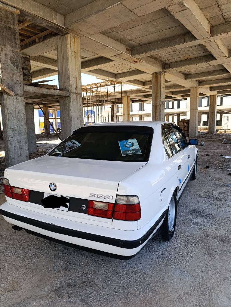 سه ره تا به ناوي خواي گه وره
ئه م BMW  بؤ فرؤشتن 
1991
525 عادي حيزام سبوخ لؤ جواني 

پيشوو پشتي كه پسه بي ليدران 

ارم بلاستيك هه وليره به شه رتي ارموو اوليات و موو سوو براوه ش به شه رت دوو جام كاره با ناو خورفه ي زؤر جوانه ته بريد له سلؤري پيكه به شه رت چوار تاييه و ويلي نويي پيشتوو پشتيم تازه داگرتوه زؤر توندوو تؤله سه ياره ي ماله هي مه عره ز نيه هه موو شتي به شه رت ته قه و 100 دؤلار ببره سلايت نيه 

تكاييه مشته ري ني سه ري خؤتوو منيش مه هيشينه گؤرينه وه ي ناكه
 م ... له هه وليرم... *********** وه تساپي له سه ره 

ادميني گول وه ري گره . أربيل, العراق

