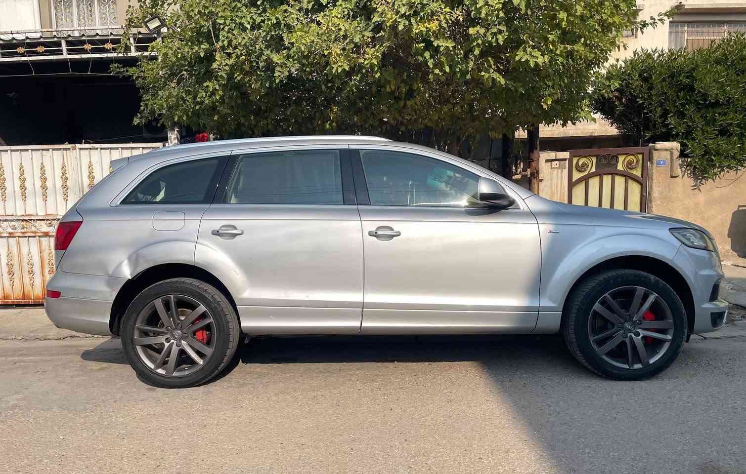 السلام عليكم للبيع
 Audi Q7 S-Line 2012 
السيارة نظيفة وفول مواصفات عدد المقاعد 7 راكب 
المكينة 6 سلندر سوبرجارج ٨ نمر 
تبريد تدفئة ٣ قطع منفصل
السقف سلايد روف 
كامرة خلفية و شاشة 
السيارة تجي بصمة و سويج 
وبلصور موضح بيهة ضربة خفيفة بلجاملغ الخلفي
وبعد بيهة مواصفات خير من الله مكاني بغداد حي الجامعة
السعر 130 ورقة وبيها مجال مال بيع
رقم الهاتف ***********
