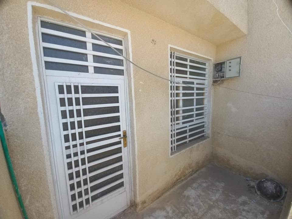 بيت جديد طابق ثاني معزول 
العنوان الشعب الديوان نهايه شارع ٢٥
الايجار٣٠٠ قفل للاستفسار ***********
