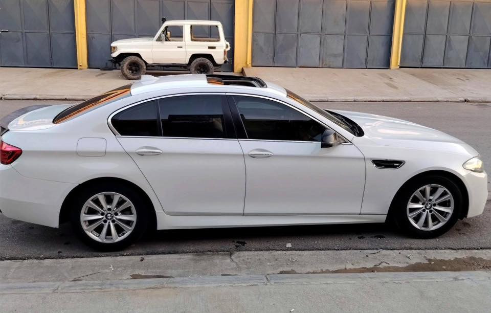 سلام عليكم من رخصة الادمن للبيع BMW f10 528 2015 خليجي صفر شركة عروش نوزل قصير بدون حادث كلين فقط تبديل جاملغات M 

محرك. 2.0 twin power turbo 

كير. 8 نمرات عبر الشفتات
وضعيات قياده. SPORT. COMFORT. ECO تتحكم بقوة المحرك ونعومة الاستيرن

فتحة سقف
ماوس تحكم شاشة
رادار امامي خلفي
كاميرة خلفيه عند الرجوع 
مري شفط
دخول ذكي
كشن جلد 
كشنات كهرباء وخزن ميموري
 AUTO START. STOP توقف ذكي عند الازدحام
اضاءة داخلية مخفية في البيبان
نظام ABS مانع انزلاق ونظام DTC الاتراكشن
لايتات زنون عدسة LED
مثبت سرعة 
تبريد قطعتين ثلج (منفصل للسائق والركاب)
رقم دهوك تحويل ثاني يوم رقم هزة سنويه جديد
السياره غنيه عن التعريف بمواصفاتها وبمشيها ورزانتها

حالة السيارة. نظيفة جداً مثل ما موضحه بل صور كير محرك شرط جديد وممفتوح وانطيك فحص وين متريد افحص
مكان السيارة. دهوك
للاستفسار “””***********""
سعر السيارة 120 ومجال ترهم مراوس او بيع تحياتي للجميع
