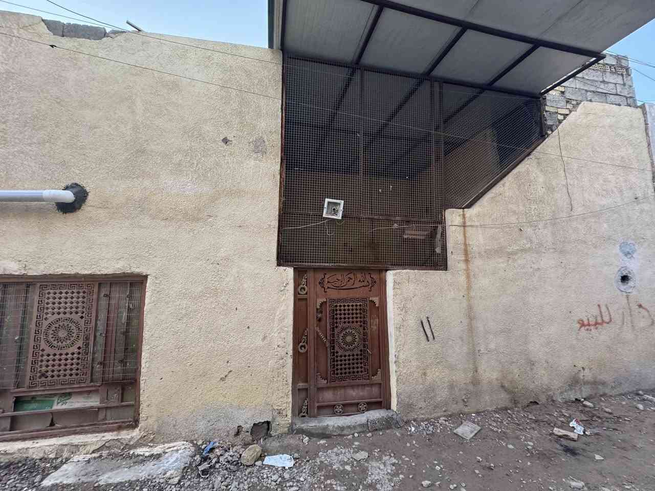 السلام عليكم مستعجل ع البيع 

بيت بشارع ابو علي بفرع ياسر الكصاب مساحه 100 مربع
كهرباء ومجاري مالته جديده 
بي صاله وغرفتين نوم واستبقال ومطبخ وصحيات 

السعر ب ٣٠ وبي مجال 

الرقم ***********
