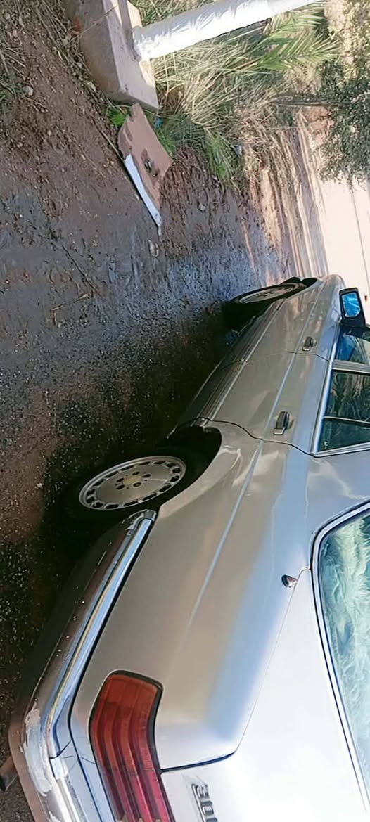 مارسدس 300 موديل 90 رقم بغداد دولي بسمي محرك في في تي 3000 محرك كير مكفولات حداديه نص عمر تخم تاير جديد مصبوغه عام تبريد ضعيف معروضه 43 اوبيهة مجال  مكانها كربلاء طويريج ***********
