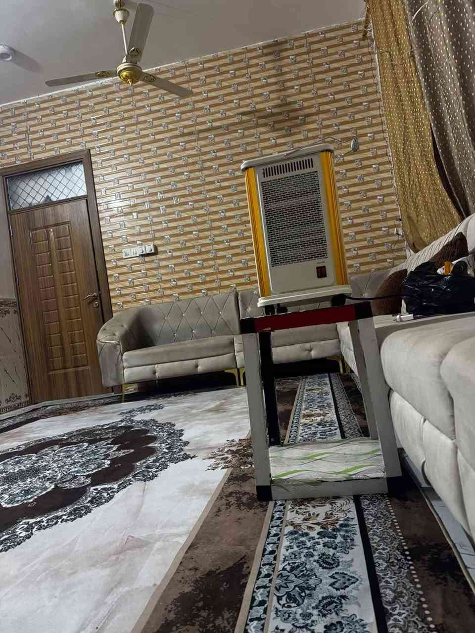 سلام عليكم دار للبيع مساحه 200 متر ركن طابوك جمهوري عنوان الحولي مال ابو مهدي المهندس عل حولي يتكون من كراج كبير وحديقه كبيره وستقبال وصاله وغرف عدد 2 وصحيات خارج والداخل وصاله فوك والصطح فرشي وملبوخ جاهز من كلشي تجي وتكعد بي كبل مفوض بل طابو عرض شارع 15 متر يبعد عن طريق زوار 80 متر التواصل (***********) (***********)
