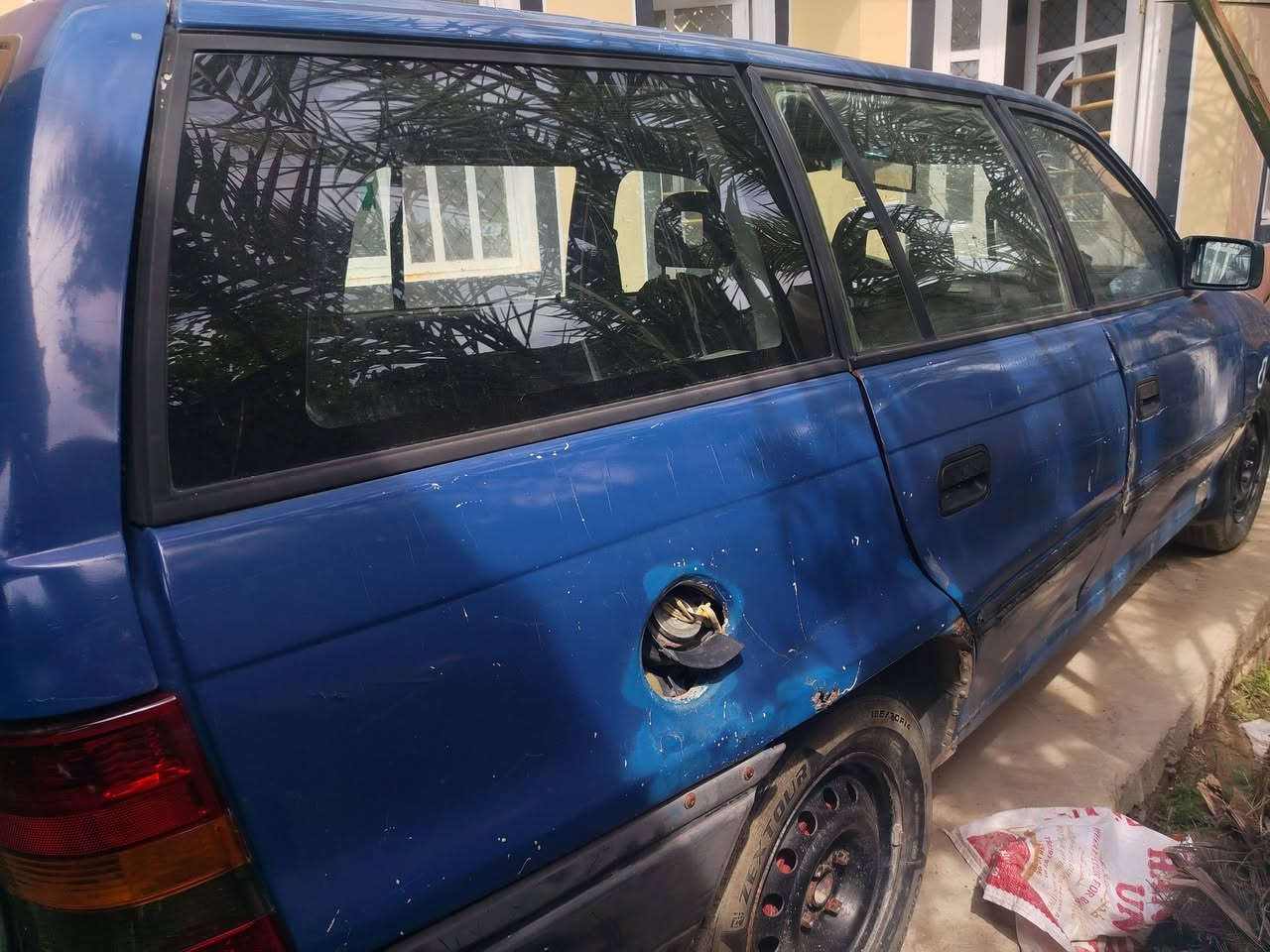 سيارة للبيع أوبل استرة ستيشن موديل 93... رقم ديالى انكليزي... السعر 25 ورقة وبيهة مجال للشراي ***********
