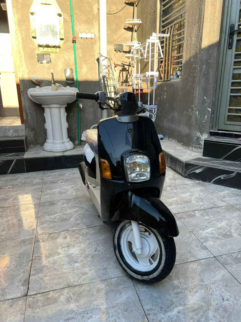 السلام عليكم للبيع ماكس بوليسي أو مراوس الدراجة مفتوحة مكينة ناعمة ماتنسمع شلعة ومعدل كهربائيات كلهة شغالة نكرة سلف الدراجة جاهزة مانقصهة اي شي اشاير لايت عالي ناصي سكن بكلايت كلهة كاملة كفرات نضاف مكاني البصرة المعقل رقمي *********** السعر 650 وبيهة مجال للشراي
