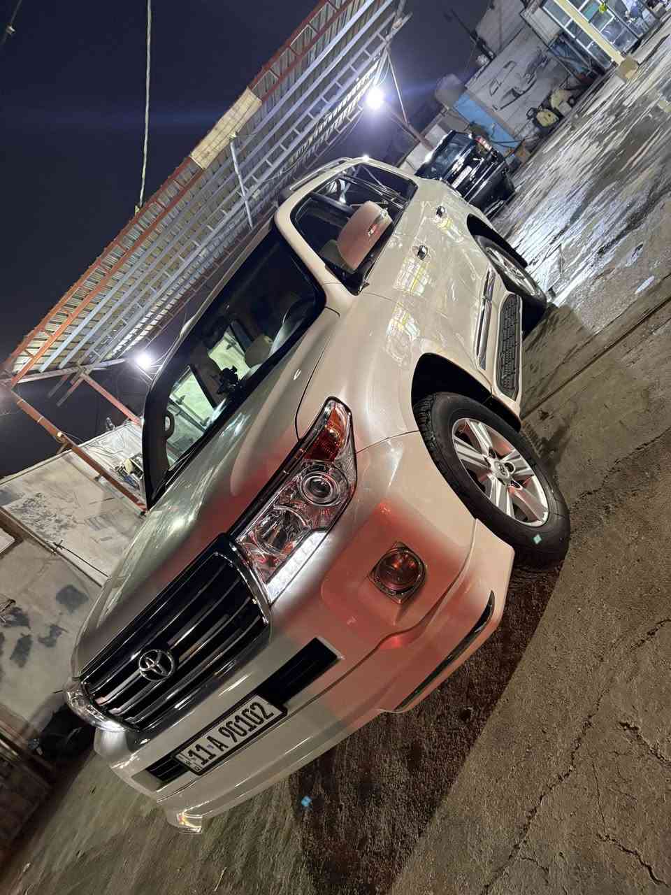 السلام عليكم لاندكروز2012.
بريم 
فتحة سقف 
شاشة 
تحكمات ستيرن 
لايت منضومه زينون 
بصمة 
كراسي كهرباء 
3 قطع تبريد 
6سلندر 
حساس امامي خلفي 
زراك لايت 
ثلاجة وسطية 
كراسي جلد 
السياره بيها نص بنيد صبغ وجاملغ ايمن بارد 
السعر . ٣١.٥٠٠$
مكان السياره بغداد 
***********
