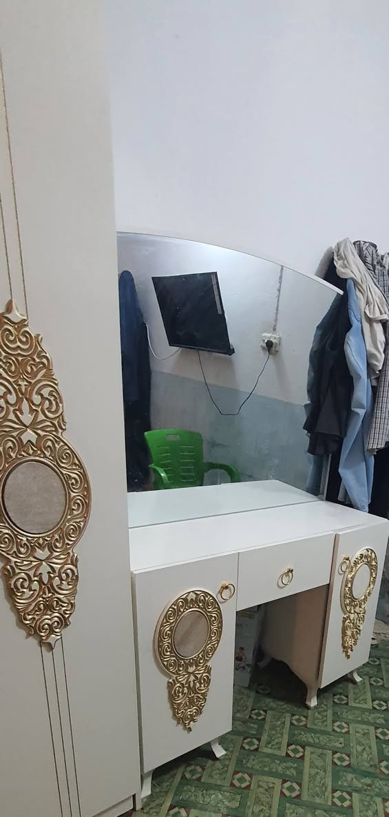 السلام عليكم
غرفة نوم تركي للبيع 
نظيفه  وجديده  
٥ قطع 
سعر ٩٠٠ وبيها مجال  
للتواصل واتساب فقط 
 ***********
