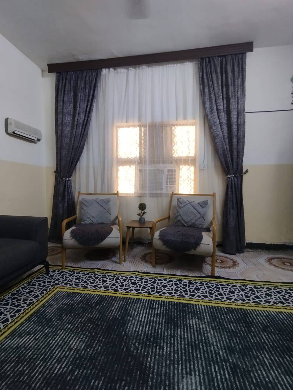 بيت للبيع المساحه 60 متر
العنوان الرياض شارع 70 قرب اسواق الفراشه ومطعم الورده ... الواجهه 12متر والنزال 5 متر  الطابق الارضي صاله ومطبخ وصحيات ومخزن صغير
والفوك غرفتين سندويج بنل ومغلف بديل الخشب  والارضيه بورسلين وبيتنونه
البيت مرمم قبل سنه 
السعر ب70 مليون وبي مجال 
الاتصال ع الرقم ***********
