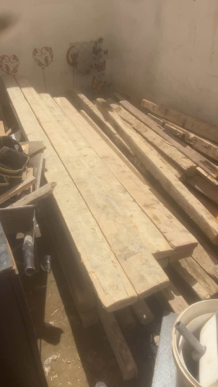 خشب طول متر ونص ومترين ونص حملا رابعه بربعه طول 3 متر سيور مقصير طول 70 مكان بغداد رقم ***********
