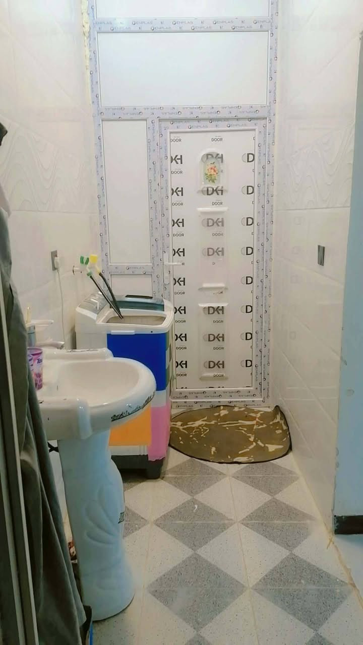 بيت للبيع غرفتين نوم صاله ستقبال مطبغ حمامات داخل وخارج مساحه 220م حي الدواغنه خامس فرع ***********

