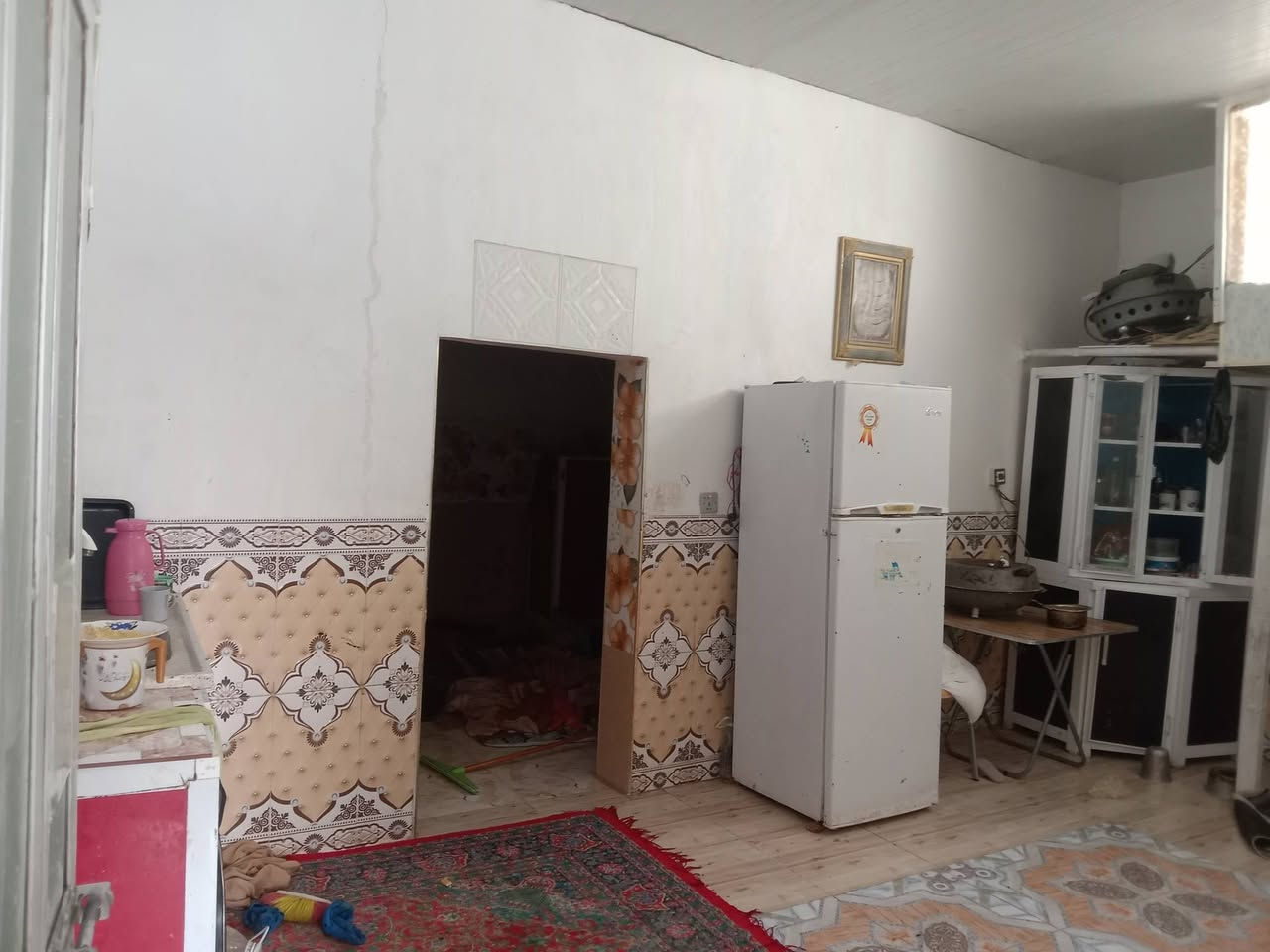 مشتمل للبيع  بداية البيضاء يبعد عن الشارع اقل ١٠٠ م. 
خدمات كامله ماء ومجاري وكهرباء   ثاني نزله .مهند الدريعي..مساحته ١٤٠ متر .عرضه٦م .بناء استقبال.وصاله ومطبخ وغرفة نوم وصحيات .البناء بلوك.ومطبك سيراميك ارضي.وجداري ..جاهز فقط السقف سندويج.السعر ٣٥ وبيها مجال.للاستفسار ***********

