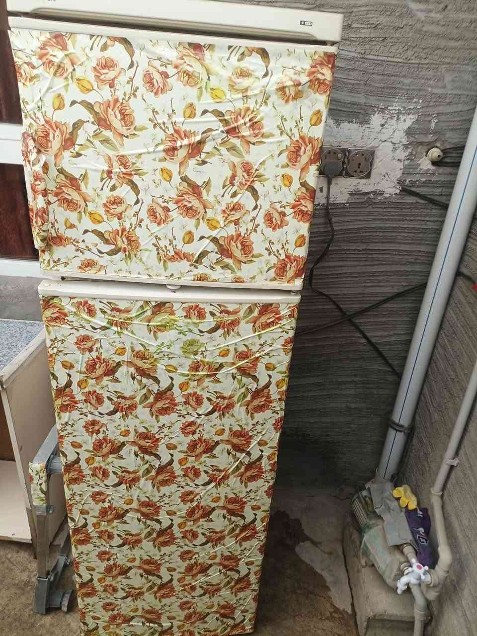 ثلاجه 12 قدم شرط الشقل السعر 65 وبيهه مجال بسيط ***********
