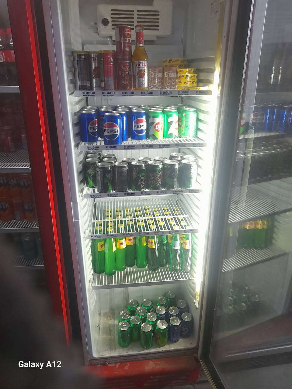 السلام عليكم للبيع مجمده مع عارضة مشروبات السعر ٥٠٠ ألف و بيهن مجال مكاني الرمادي الملعب للأستفسار / ***********
