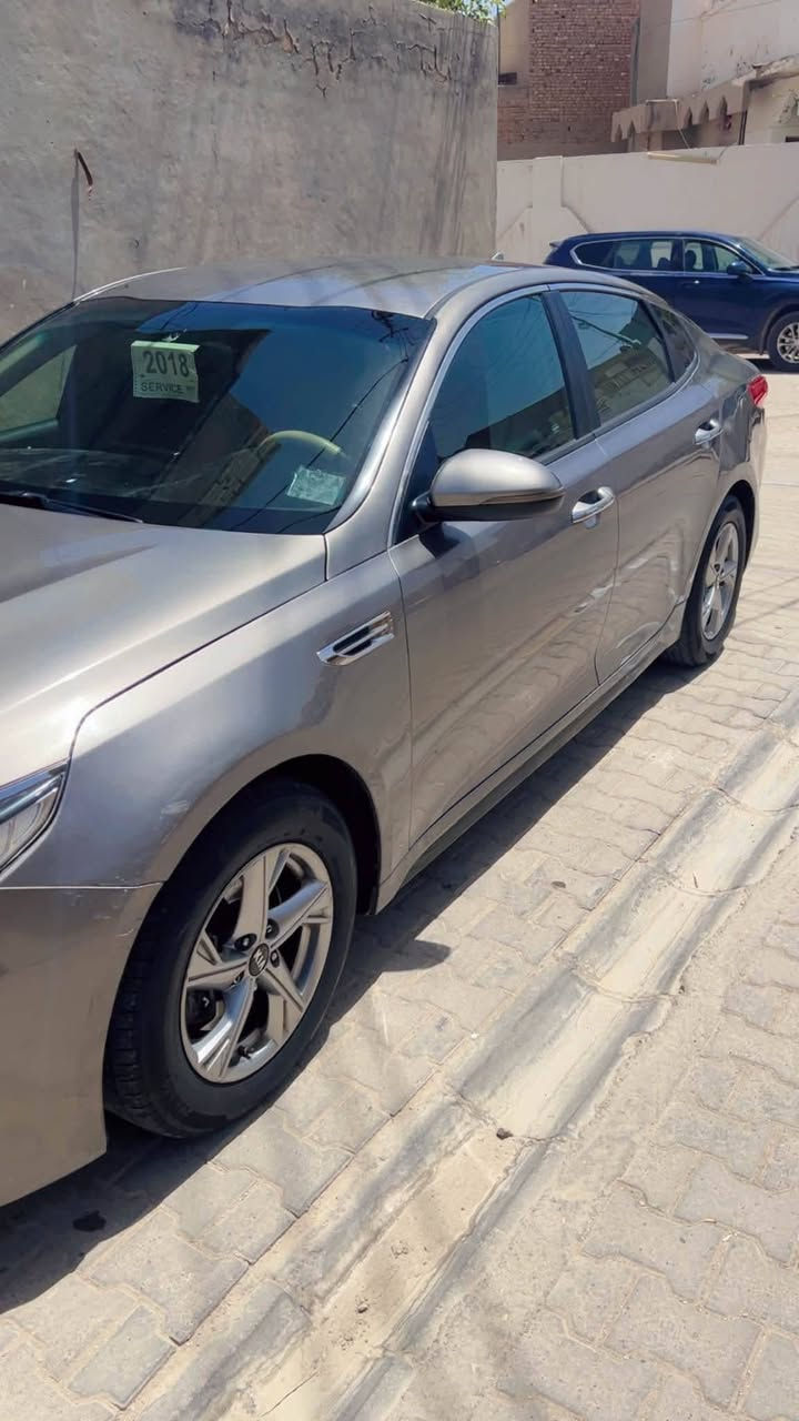 سلام عليكم 
اوبتيما 17 امريكي مكينه 2400
سياره خير من الله ما ناقصها شي جاهزة تبريد شغال 
سياره ضربتها ب امريكا قبق جنطه وبل عراق جاملغ وبنيد 
رقم مثنى مداور ثاني يوم 
مكان سياره: سماوة قضاء الرميثه 
رقم ***********

السعر:110وبيها مجال

