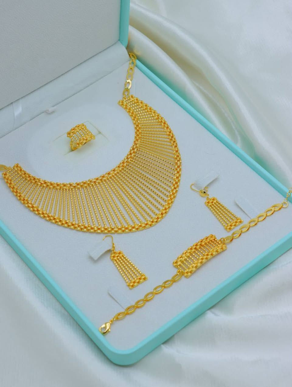 � كرسي جابر ذهب برازيلي – أناقة تسرق النظر 💛
✨ طلاء ثابت ولمعة ذهبية راقية
✨ تصميم أنثوي يبرز الحِلي والإكسسوارات
✨ يليق بالنساء والذوق العالي
✨ خفيف، مرتب، ويعطي فخامة لأي لبس

💸 السعر: 25,000 الف دينار فقط
🚚 توصيل لكل محافظات العراق:مجاني. 

🎁 خيار مثالي للاستخدام اليومي أو كهدية أنيقة
📩 للطلب راسلنا خاص
📞 أو اتصل عل


**إذا كنت صاحب هذا الإعلان وتريد حذفه لأي سبب، رجاءا أرسل رسالة إلى الدعم الفني**