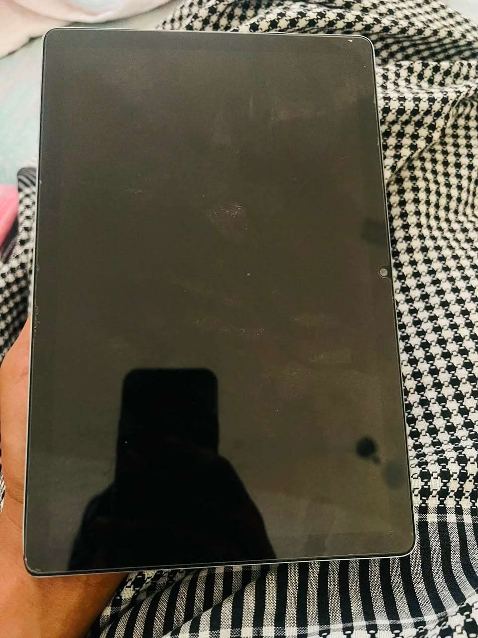 للبيع ايباد Blackview Tab 16 (8GB RAM / مواصفاته كاملة:
الشاشة

* 📱 11 إنش IPS LCD
* الدقة: 2000 × 1200 (2K)
* ألوان جيدة وزوايا رؤية واسعة.
* مناسبة للمشاهدة والدراسة.  

المعالج

* Unisoc T616 ثماني النواة.
* أداءه جيد للاستخدام اليومي والألعاب المتوسطة مثل:
    * ببجي: تعمل على إعدادات متوسطة.
    * فري فاير: ممتاز.
    * كول أوف ديوتي: متوسطة.  

الذاكرة

* RAM: 8GB (مع إمكانية توسعتها افتراضياً).
* التخزين: 256GB.
* يدعم كارت ذاكرة microSD حتى 1 تيرابايت.  

الكاميرات

* 📷 خلفية: 13 ميغابكسل.
* 🤳 أمامية: 8 ميغابكسل.
* مناسبة لمكالمات الفيديو وتصوير المستندات.  

البطارية

* 🔋 7680mAh.
* تكفي تقريبًا:
    * 8–10 ساعات مشاهدة فيديو.
    * يوم كامل من الاستخدام العادي.
* الشحن السريع 18 واط.  

الصوت

* 🔊 أربع سماعات (Quad Speakers).
* الصوت مرتفع وواضح مقارنةً بمعظم الأجهزة بنفس الفئة.  

النظام

* Android 12 مع واجهة Blackview DokeOS.
* يدعم اللغة العربية بالكامل وخدمات Google.  

الاتصال

* يدعم شريحتي اتصال 4G (حسب النسخة).
* Wi-Fi مزدوج النطاق.
* Bluetooth 5.0.
* منفذ USB-C.  

المميزات

* ✅ شاشة كبيرة ودقتها ممتازة.
* ✅ ذاكرة 256GB.
* ✅ بطارية قوية.
* ✅ صوت أربع سماعات.
* ✅ مناسب للدراسة، مشاهدة الأفلام، وتصفح الإنترنت.


**إذا كنت صاحب هذا الإعلان وتريد حذفه لأي سبب، رجاءا أرسل رسالة إلى الدعم الفني**
