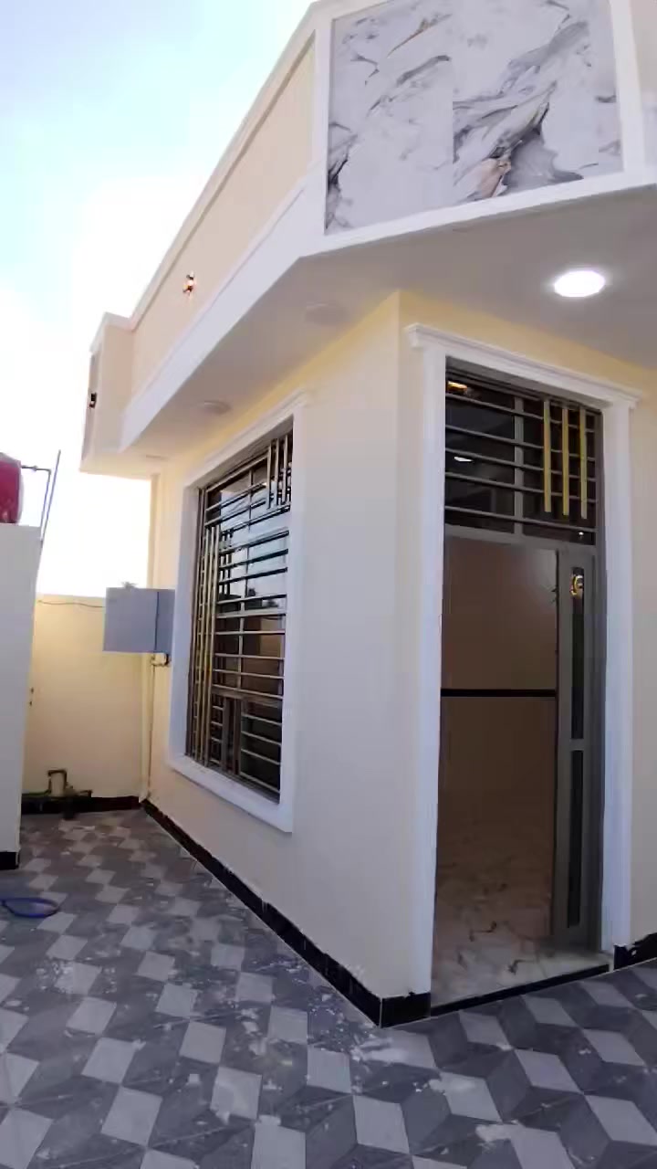 سلام عليكم بيت بحي الصحه مساحه200 واجهيه عل شارع بنيان درجه اوله سعر 80وبي مجال بشي بصيط رقم ***********
