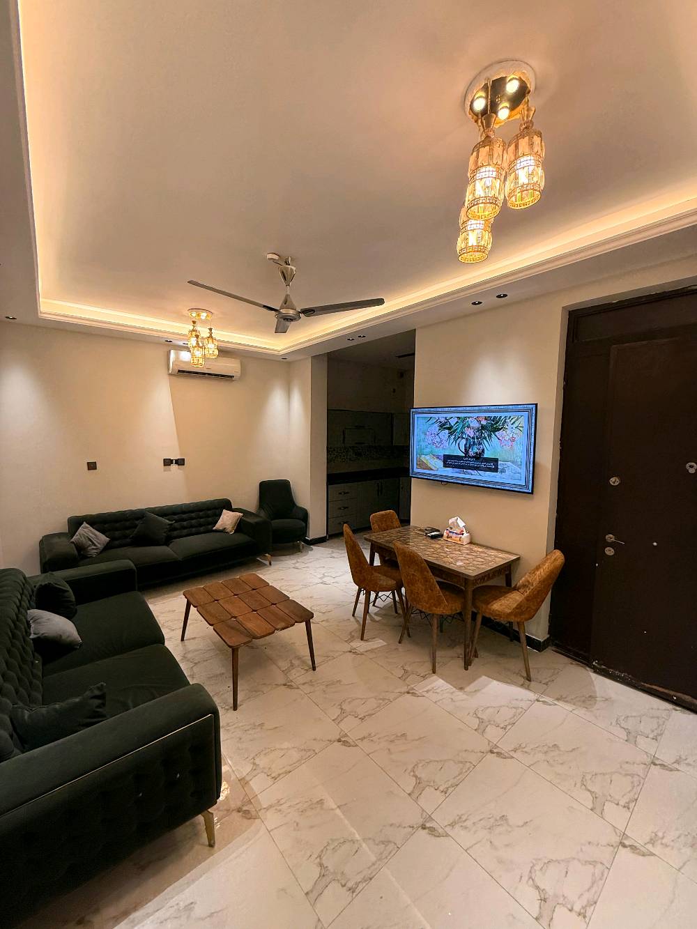 🏡 فرصة مميزة للإيجار في قلب المنصور – حي المتنبي

شقة أنيقة ومؤثثة بالكامل، طابق ثاني، جاهزة للسكن فورًا 🌟
تم اختيار الأثاث من أجود الأنواع ليوفّر لك الراحة والذوق الرفيع.

مواصفات الشقة:
✔️ صالة كبيرة وواسعة
✔️ مطبخ متكامل
✔️ غرفتا نوم مريحتان
✔️ خدمات صحية
✔️ موقع هادئ ومميز

📍 المنصور – حي المتنبي
خيار مثالي للعائلات أو الباحثين عن السكن الراقي.

📞 للاستفسار والتفاصيل أكثر:***********

‎#عقارات #المنصور #شقة_مؤثثة #بغداد
