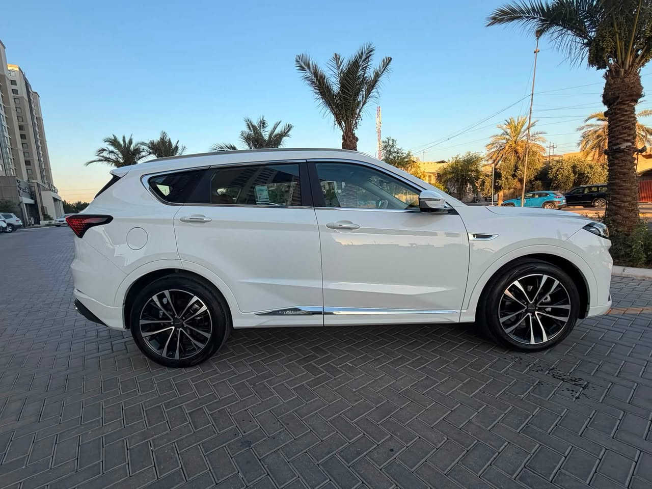 جيتور للبيع x70plus luxury موديل 2025 بحالة الوكالة
المواصفات:
محرك 1.6 لتر تيربو
قوة 197 حصان
عزم 290 نيوتن.متر
ناقل حركة أوتوماتيك DCT مزدوج التعشيق 7 سرعات
دفع أمامي
7 مقاعد
Eco / Normal / Sport :أوضاع القيادة
التجهيزات:
فتحة سقف بانورامية كهربائية
باب خلفي كهربائي
نشغيل بصمة ودخول ذكي
شاشة عدادات رقمية
شاشة معلومات وترفيه كبيرة
Apple CarPlay Android Auto
شاحن لاسلكي للهاتف
كاميرات محيطية 360) °540° مع رؤية أسفل السيارة)
حساسات أمامية وخلفية
مثبت سرعة
مقعد السائق كهربائي مع ذاكرة حفظ (Memory)
مقعد الراكب الأمامي كهربائي
تبريد وتدفئة للمقاعد الأمامية
مقاعد جلد فاخرة
إضاءة داخلية محيطية
نكييف أوتوماتيك ثنائي المناطق مع فتحات خلفية مرايا كهربائية قابلة للطي
جنوط ألمنيوم 20 إنش
مصابيح LED أمامية وخلفية
أنظمة الأمان ومساعدة السائق:
كاميرات 0540
نظام التحذير من مغادرة المسار (LDW)
مساعد الحفاظ على المسار (LKA)
نظام مراقبة النقطة العمياء (BSM)
التحذير من الاصطدام الأمامي
فرامل طوارئ أوتوماتيكية
نظام الثبات الإلكتروني (ESP)
ABS / EBD / TCS
مراقبة ضغط الإطارات (TPMS)
فرامل يد إلكترونية (EPB)
Auto Hold
6 وسائد هوائية
حالة السيارة:
ماشية : 13,000كم فقط.
السعر: 185ورقة و بيه مجال
للاستفسار: ***********
  ضمان شركة هارلم
