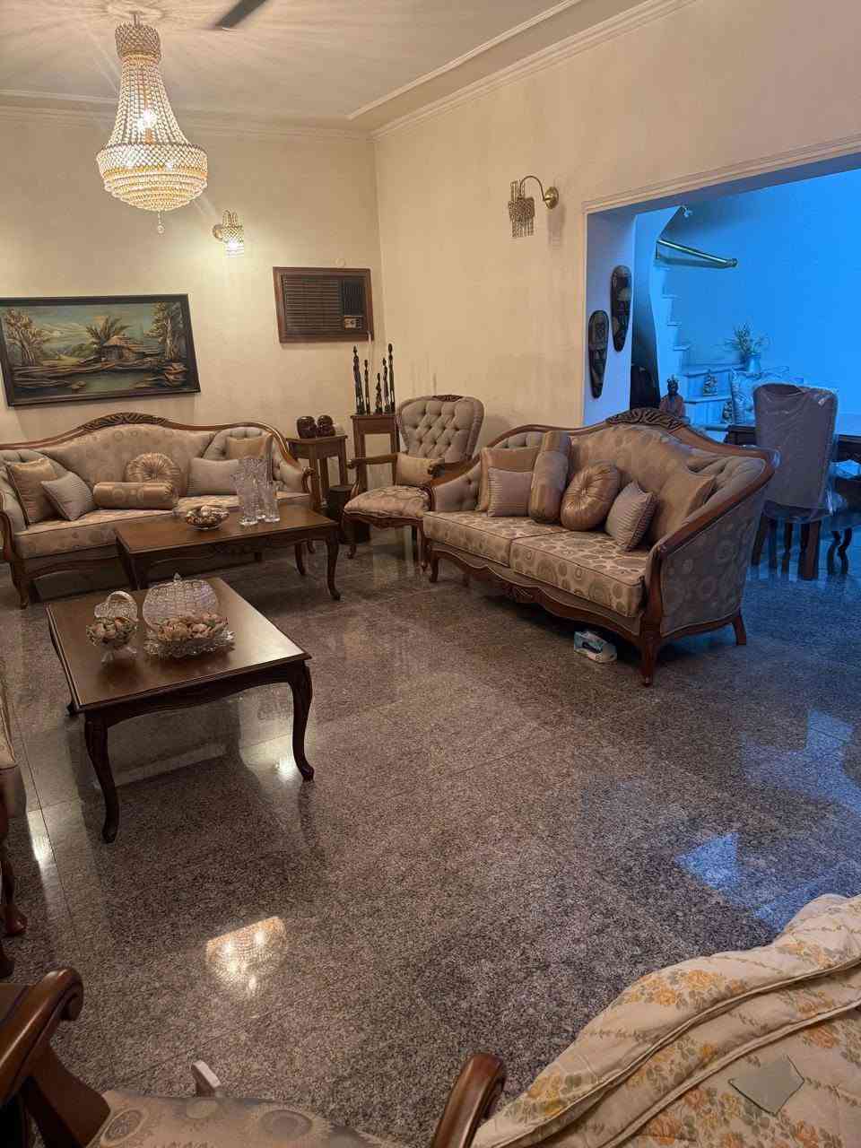 هذه الاثاث مشتري من هوم سنتر طبعا هذه الاثاث يعتبر انتيكه وتحفه وكلش غالي مشتري 18مليون
وبعده بنايلون تجون وتشوفون بعينكم حتى احله من الصوره بس الي يقيم هيج أثاث يجي يراسلني
السعر 8 مليون بدون عمله 
العنوان بغداد السيدية
الرقم *********** واتس
