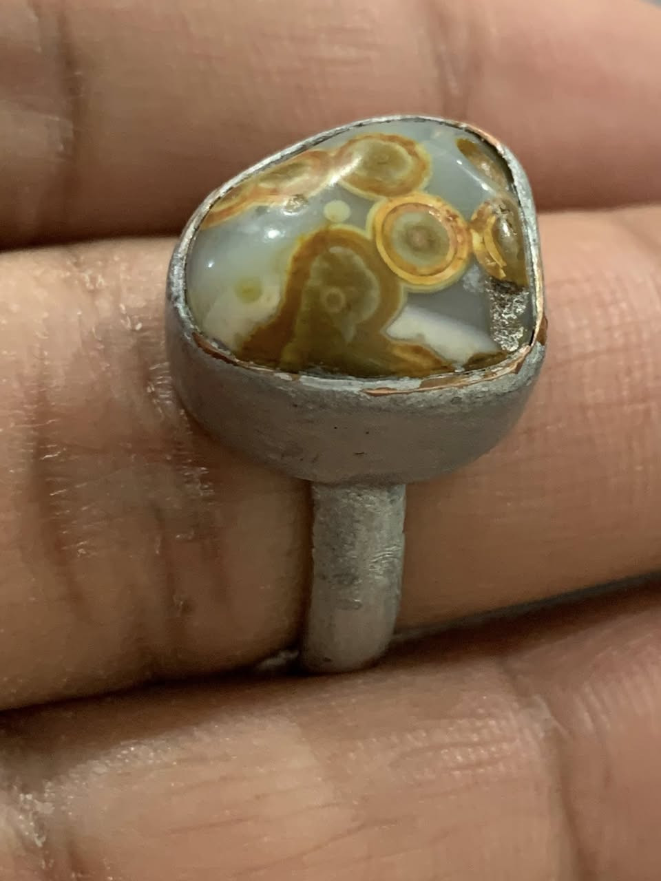 السلام عليكم خاتم سليماني مصور نحلات متباوسات حجره كامله معطف رصاصي اخذته من العتبه من الهديا صياغه نحاس واني صبغته فضي بس يرادله صياغه فضه روحانيه كلش حلوه بي الله يشهد س75وبي مجال المكان بغداد الزعفرانيه الاتصال ***********
