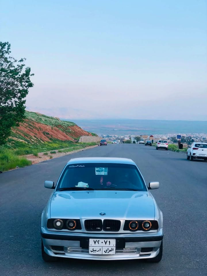 سةرةتا بة ناوي خواي گةورة BMW1993 528گير عادي سةيارةكةگير و مةكينة بةشةرت جةمبةكي بجوكي دواوةي هةية سةيارةكة سبوخ عامة سةيارةيةكي توند و تولة جوار تايةو ويلي نوي رةقةم  هةوليرة  وةكالةي بة ناوي خومانة غرامةش جي لةسةر بو  وةري دةكريةوة  تةبريد لةسةر سويج ئةوةش رةقةم تةلةفون ***********
