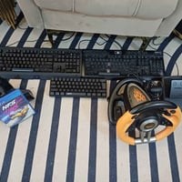 عدنه هذني الدركسون و الكيبوردات للبيع نضافه 90% ويه الدركسون قرص هديه....