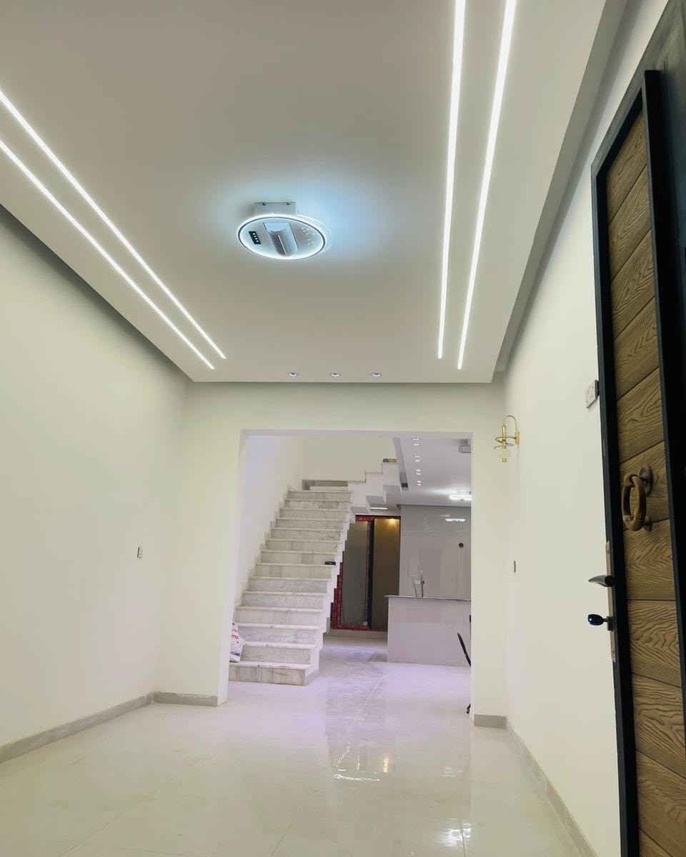 🏡/ دار للبيع المساحة ١٠٠ م طابو صرف
             الواجهة ٥ م / النزال ٢٠ م
🧱/ بناء  حديث درجة اولى ٢٠٢٦
         ( تسليم مباشر للمشتري )
الطابق الأول/ مطبخ . هول . استقبال  . مجمع صحيات 
الطابق الثاني/ غرفتين نوم . هول . مجمع صحيات
🌏الموقع / حلة حي الأساتذة الثانية خلف التجاري لشارع الحسينية قرب شارع المستوصف 
علما أن المنطقة مخدومة تبليط ومجاري حديث عرض الشارع ١٠ م 
للاستفسار اكثر مراسلة الصفحة او مراجعة مكتب 
بشار للعقار والمقاولات بداية شارع الحسينية من جهة شارع ٦٠ 

***********          ***********
