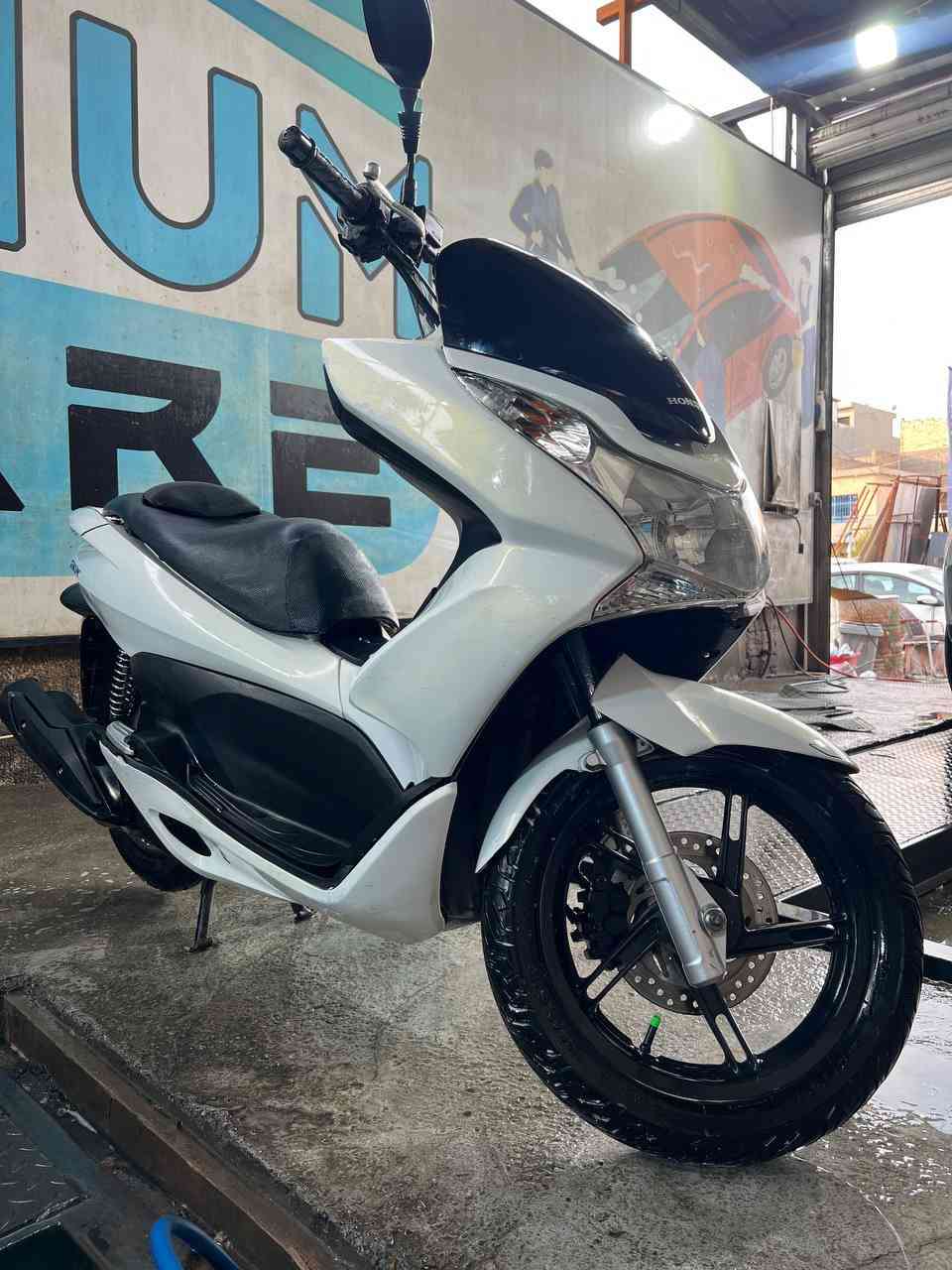 PCXجيل اول ياباني
لون صدفي ابيض مكفولة من التاير للتاير كله بلادي 

شرط كفر ومكينة إذا ملعوب بيهه ترجع الدراجة وين ميعجبك افحص جيب فيتر وياك 

حساس ستان

حساس ازدحام

مواصفات ١٥٠ شوته طويلة

كهربائيات كله شغاله الدراجة ربع مذب عليهه

اوراقهه موجودة نازلة من بيت طارش

السعر مليون و٦٠٠ 

العنوان بغداد ***********
