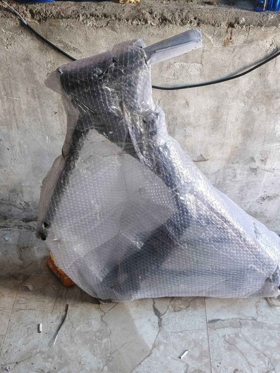 سلام عليكم شاصي البيع وراق سكنر سعره ميه وخمسين وبيه مجال احك اجيه مكاني العماره ذا رقم تليفوني ***********
