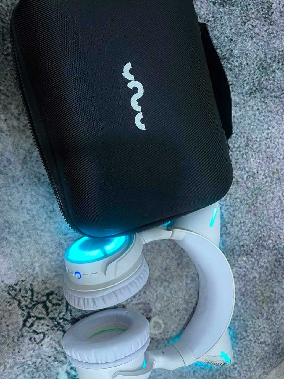 سلام عليكم شباب اليوم القطعه تحفة 🔥 السعر 175 فقط 🌟
مواصفات السماعة : تتميز سماعة YOWU RGB Cat Ear Headphones (إصدار 4 / 4GS) بمواصفات متطورة تجمع بين الأداء الصوتي القوي والتصميم المستوحى من ثقافة الألعاب والـ "أنمي". إليك أبرز مواصفاتها الفنية:1. الإضاءة والتصميمإضاءة RGB مخصصة: تتيح لك تغيير الألوان والتأثيرات الضوئية لآذان القط وجوانب السماعة عبر تطبيق محمول مخصص (YOWU APP) [2، 3].تصميم مريح: وسادات أذن ناعمة وعازلة مصممة للاستخدام الطويل دون الضغط على الرأس.2. الأداء الصوتي والميكروفونجودة الصوت: مزودة بمحركات صوت (Drivers) بحجم 50 مم مع ميزة الصوت المحيطي المجسم لتحديد اتجاهات الأصوات بدقة داخل الألعاب [3، 9].الميكروفون: ميكروفون عالي الدقة (HD) قابل للفصل والتركيب، يدعم تقنية تقليل الضوضاء لضمان نقاء الصوت أثناء البث أو المحادثات.3. الاتصال والبطاريةالاتصال اللاسلكي والسلكي: تدعم اتصال البلوتوث المستقر (Bluetooth 5.0)، وتأتي مع قطعة اتصال لاسلكي (Dongle) بتردد 2.4 جيجاهرتز لتقليل تأخير الصوت (Low Latency) في الألعاب، إلى جانب خيار الاتصال السلكي عبر كابل Type-C [2، 3].عمر البطارية: تدعم التشغيل لفترات طويلة تصل إلى 20-40 ساعة (حسب تشغيل أو إطفاء إضاءة الـ RGB) مع ميزة الشحن السريع [5، 9].إذا كنت تفكر في شرائها، هل تود معرفة:توافقها مع أجهزة معينة مثل (البلايستيشن، البي سي، أو الموبايل)؟


**إذا كنت صاحب هذا الإعلان وتريد حذفه لأي سبب، رجاءا أرسل رسالة إلى الدعم الفني**