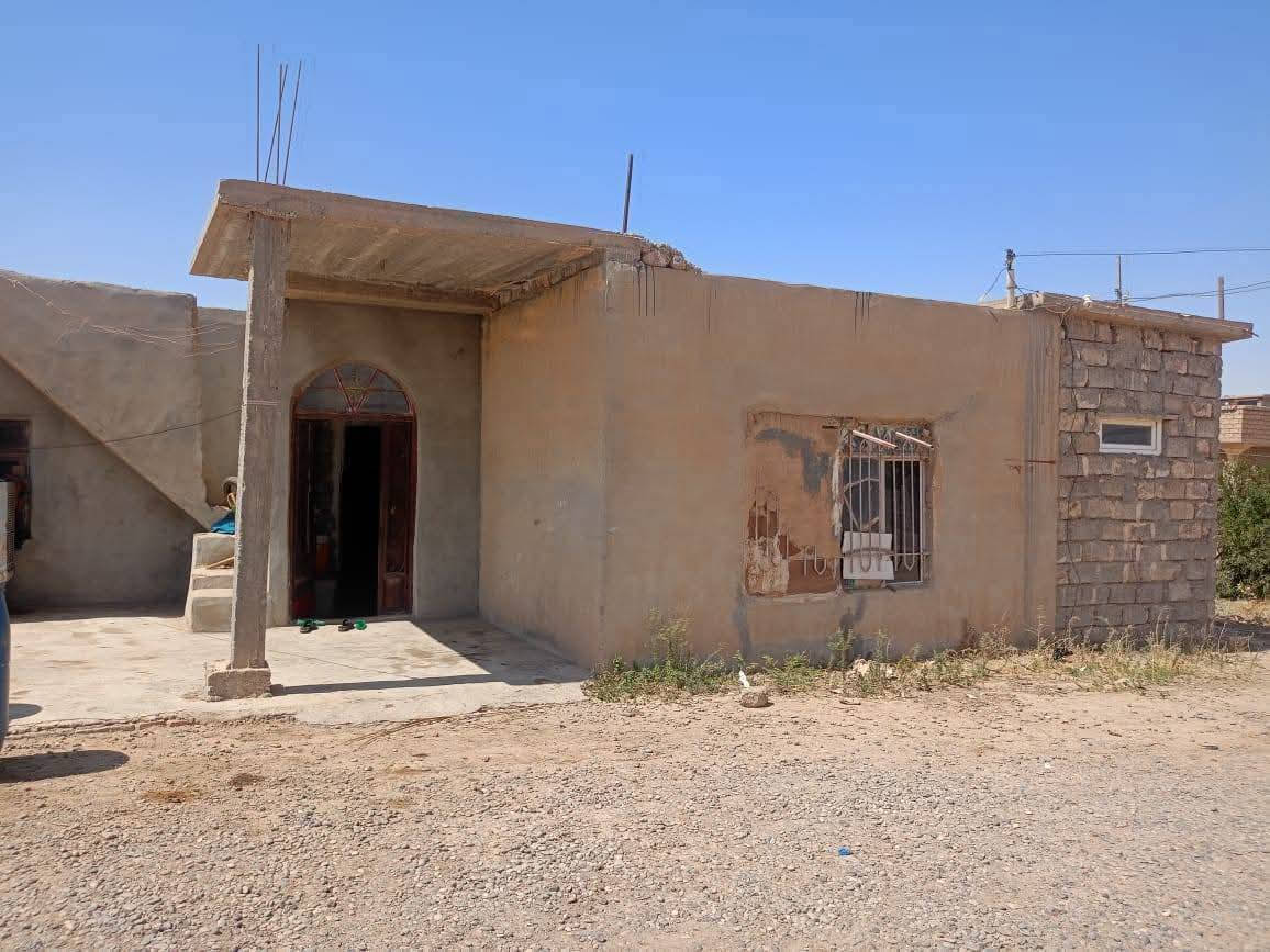 قطعة أرض مع مشتمل للبيع .
قطعة أرض مع مشتمل للبيع .
المشتمل يتكون من غرفتين
ومطبخ وحمام ومجمع بينهم .

مساحة الأرض كاملة .
800 م. واجهة 17 × عمق 45 .
واصلها ماء وكهرباء وتبليط .
العنوان : #الشرقاط_السكنية_طريق_الخانوگة
مقابل أسالة الماء نزولاً بمسافة قليلة بإتجاه البرية .

السعر 12 مليون وبيها مجال للشراي .
للاستفسار الاتصال على الرقم .
*********** .
