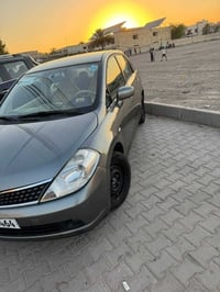 شباب نيسان تيدا موديل ٢٠٠٦مصبوغه عام بيه جاملغ ايسر وبيها بل خلف اخوان...