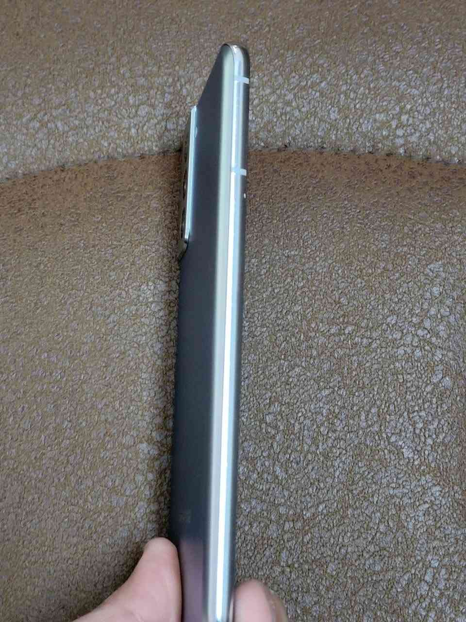 Samsung Galaxy S21 Plus 5G
السعر ٣٢٥٠ الف

يدعم الهاتف خاصية الـ NFC .
يدعم شريحتين إتصال من نوع Nano Sim .
يدعم شبكات الاتصال الجيل الثاني الـ 2G والجيل الثالث الـ 3G والجيل الرابع الـ 4G والجيل الخامس الـ 5G .
متانة وجودة الخامات التي تم استخدامها في تصنيع الهاتف تأتي بظهر من الزجاج محمي بجوريلا فيكتس مع إطار من معدن الالمونيوم .
الهاتف مقاوم للماء والغبار بشهادة IP68 حتى متر ونصف أسفل الماء لمدة 30 دقيقة .
أما عن أبعاد الهاتف فيأتي بأبعاد 161.4×75.6×7.8 ملم مع وزن يقدر بـ 202 جرام .
الشاشة تأتي بشكل الثقب في منتصف الشاشة من نوع Dynamic AMOLED 2X بمساحة 6.7 بوصة بجودة الـ FHD+ بدقة 1080×2400 بكسل بمعدل كثافة بكسلات 394 بكسل لكل إنش مع دعم الشاشة لأبعاد العرض بنسبة 20:9 مع وجود طبقة حماية من نوع Corning Gorilla Glass Victus بالإضافة لدعم الشاشة الأعلى الـ 120Hz كما يدعم خاصية الـ HDR10+ مع سطوع يصل الي 1300 شمعة .
يتوفر الهاتف بإًصدار 256 جيجا بايت من نوع UFS 3.1 مع ذاكرة عشوائية بسعة 8 جيجا بايت .
لا يدعم الهاتف إمكانية زيادة المساحة التخزينية عن طريق كارت ميموري .
أما عن الأداء فالإصدار الذي سيتم توفيره في مصر فيأتي بمعالج من شركة سامسونج نفسها حيث يأتي من نوع Exynos 2100 بتكنولوجيا الـ 5nm ليكون أقوى من الأجيال السابقة من اكسنوس فالمعالج قادر على تشغيل الألعاب الثقيلة والمهام اليومية المكثفة مهما كانت فهو نفس معالج الـ Samsung Galaxy S21 5G والـ Samsung Galaxy S21 Ultra 5G .. وهو داعم لشبكات الجيل الخامس .
الكاميرا الأمامية تأتي بدقة 10 ميجا بكسل بفتحة عدسة F/2.2 .
الكاميرا الخلفية تأتي ثلاثية حيث تأتي الكاميرا الأولى وهي الكاميرا الأساسية بدقة 12 ميجا بكسل بفتحة عدسة F/1.8 مع دعمها للمثبت البصري الـ OIS أما عن الكاميرا الثانية فهي الكاميرا الخاصة بالتصوير الواسع فتأتي بدقة 12 ميجا بكسل بفتحة عدسة F/2.2 أما عن الكاميرا الثالثة فهي الكاميرا الخاصة بالزوم وتأتي بدقة 64 ميجا بكسل بفتحة عدسة F/2.0 وتدعم الـ OIS وتدعم زوم حقيقي 3X و زوم ديجتال حتى 30X بالإضافة إلى فلاش من نوع ليد فلاش .
يدعم الميكروفون الثانوي الخاص بعزل الضوضاء والضجيج أثناء استخدام الهاتف بصفة عامة .
يدعم تصوير الفيديوهات بجودة الـ 8K بمعدل التقاط 24 إطار في الثانية كما يدعم التصوير بجودة الـ 4K بمعدل التقاط 30 و60 إطار في الثانية كما يدعم التصوير بجودة الـ FHD بمعدل التقاط 30 و60 و120 إطار في الثانية كما يدعم التصوير بجودة الـ HD بمعدل التقاط 960 إطار في الثانية .
السماعات الخارجية تأتي بصوت ستيريو للحصول على تجربة صوتية مجسمة ومميزة .
يدعم الهاتف الـ Samsung DeX لمشاركة ملفاتك على الكمبيوتر مع دعمه أيضا للمساعد الصوتي الـ Bixby .
الواي فاي يأتي بترددات الـ a/b/g/n/ac/ax بالإضافة لدعمه إلى الـ dual-band, Wi-Fi Direct, hotspot .
البلوتوث يأتي بإصدار 5.0 كما يدعم خاصيتي الـ A2DP, LE .
يدعم تحديد الموقع الجغرافي الـ GPS كما يدعم أنظمة الملاحة الأخرى مثل الـ A-GPS, GLONASS, BDS, GALILEO .
وسائل الأمان والحماية الموجود بالهاتف : يدعم مستشعر البصمة ويأتي مدمج بالشاشة ويعمل عن طريق الموجات فوق الصوتية الـ ultrasonic بالإضافة لدعمه إلى خاصية الـ Face unlock لفتح الهاتف عن طريق الوجه .
كما يدعم الهاتف معظم المستشعرات الأخرى مثل التسارع والقرب والجيروسكوب والبوصلة والضغط الجوي .
أما عن منفذ الـ USB فيأتي من النوع الأحدث الـ Type C .
البطارية تأتي بسعة 4800 مللي أمبير مع دعمها للشحن السريع بقوة 25 واط والشحن اللاسلكي بقوة 15 واط والشحن اللاسلكي العكسي بقوة 4.5 واط .


**إذا كنت صاحب هذا الإعلان وتريد حذفه لأي سبب، رجاءا أرسل رسالة إلى الدعم الفني**