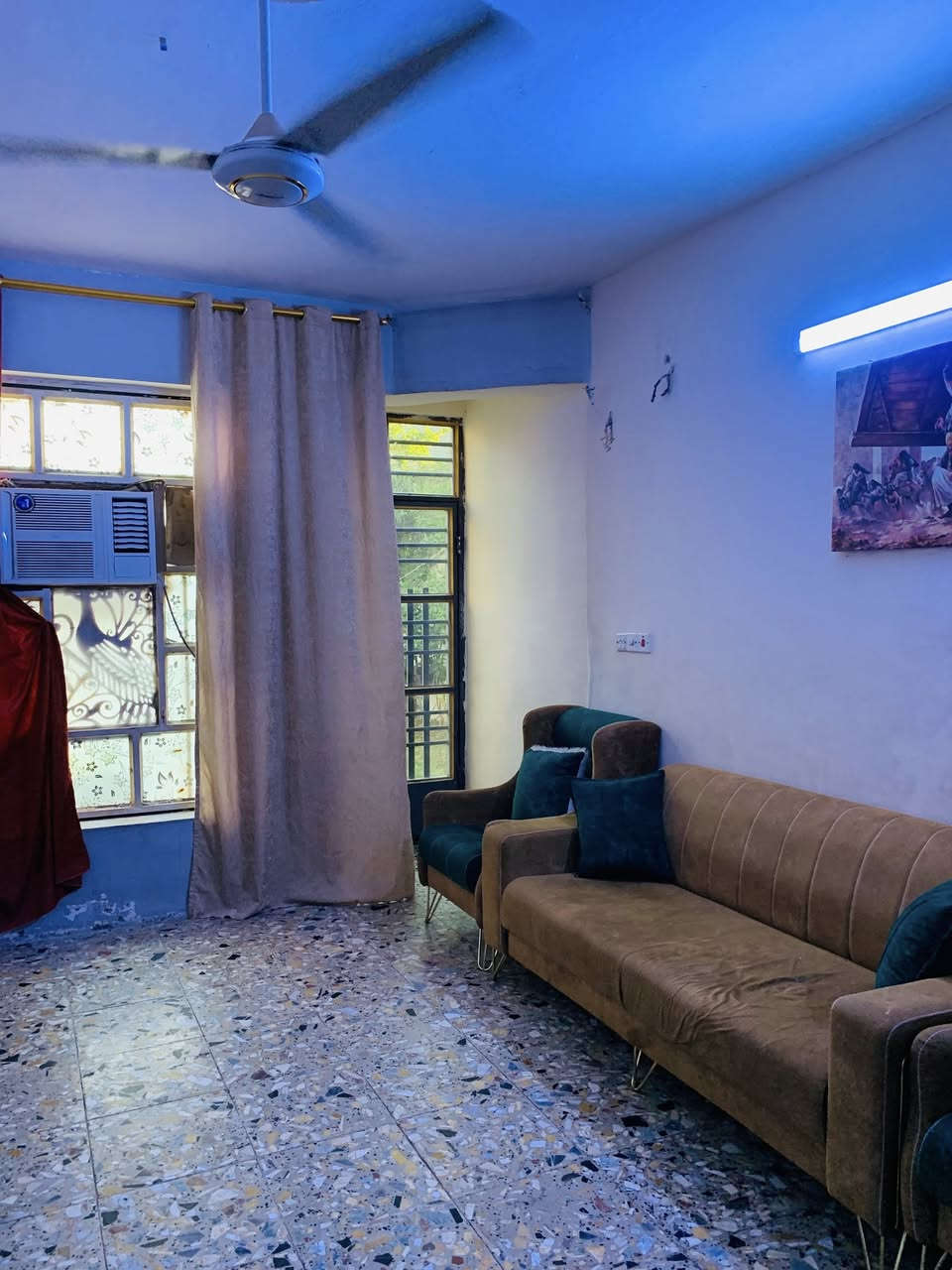 السلام عليكم بيت للبيع العنوان بغداد مدينة الصدر حي طارق شارع الوسط عمود ٢٥ م. ١٧٥ متر موضح كما في الفيديو والصور المرفقة تفاصيل البيت السعر ١٣٥ للاستفسار الاتصال على الرقم *********** 
رقم الواتساب *********** ( ابو عباس )
