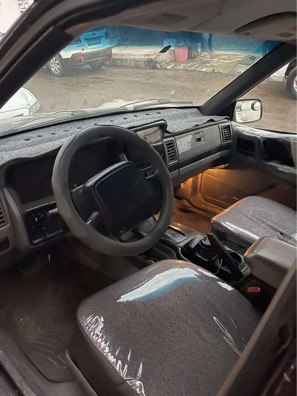 سلام علیکم 
جیب شیروکی مودیل 95 سەنەوی جدید لحد2029
*********** Singapore
