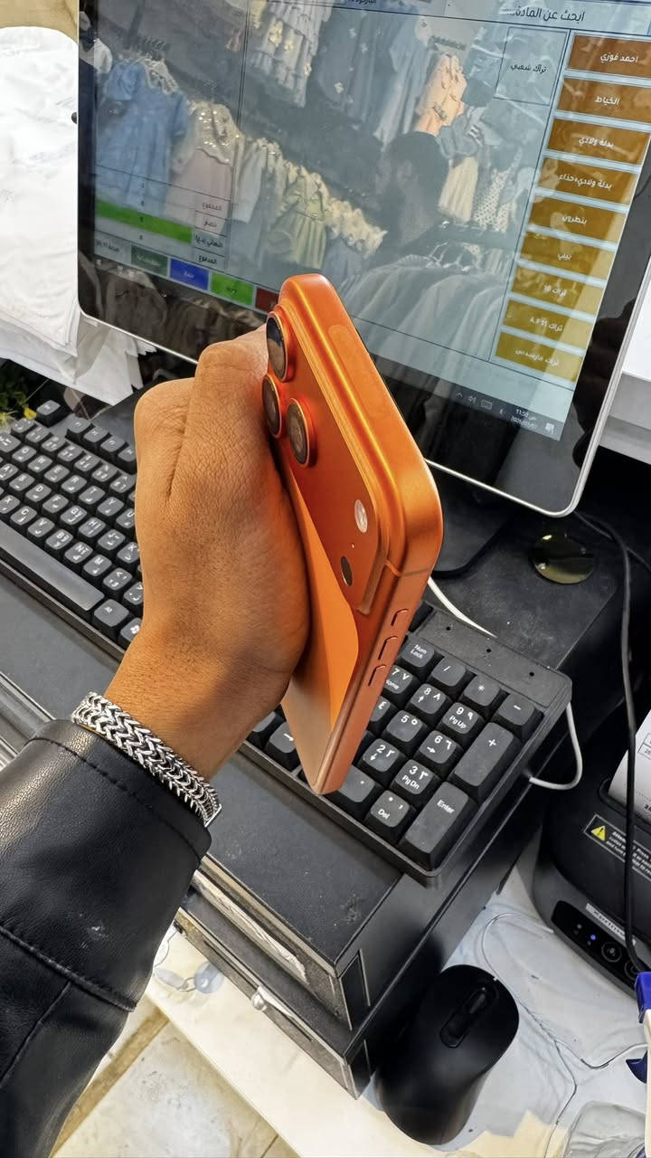 ايفون 17 برو ماكس
ذاكرة 256 
بطارية 100 
جهاز جديد بعده بالضمان 
تواصل ***********
