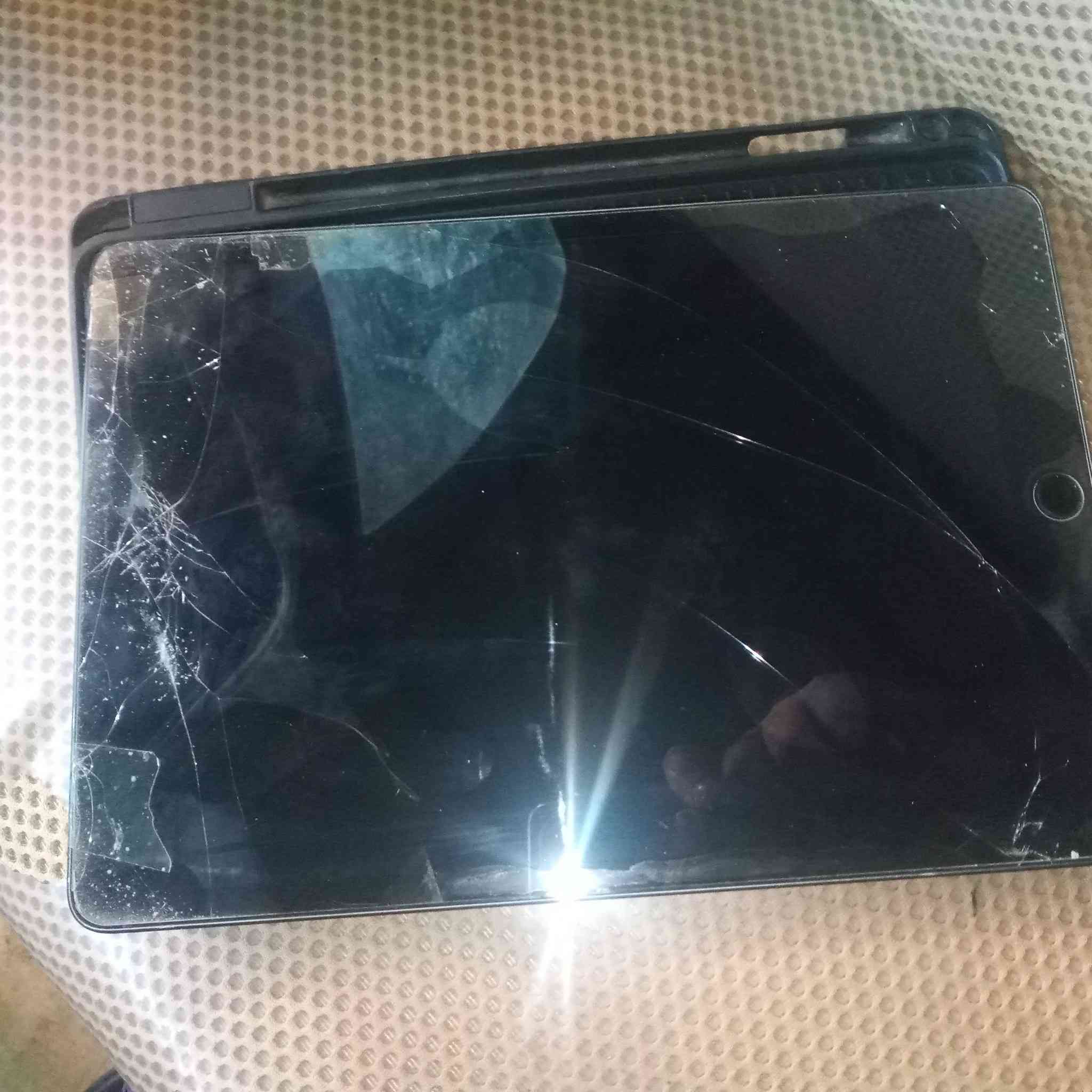 ايباد 9 للبيع الذاكره 64البطريه 90 جهاز مافتوح بس كسر بل حساح رقم ***********
