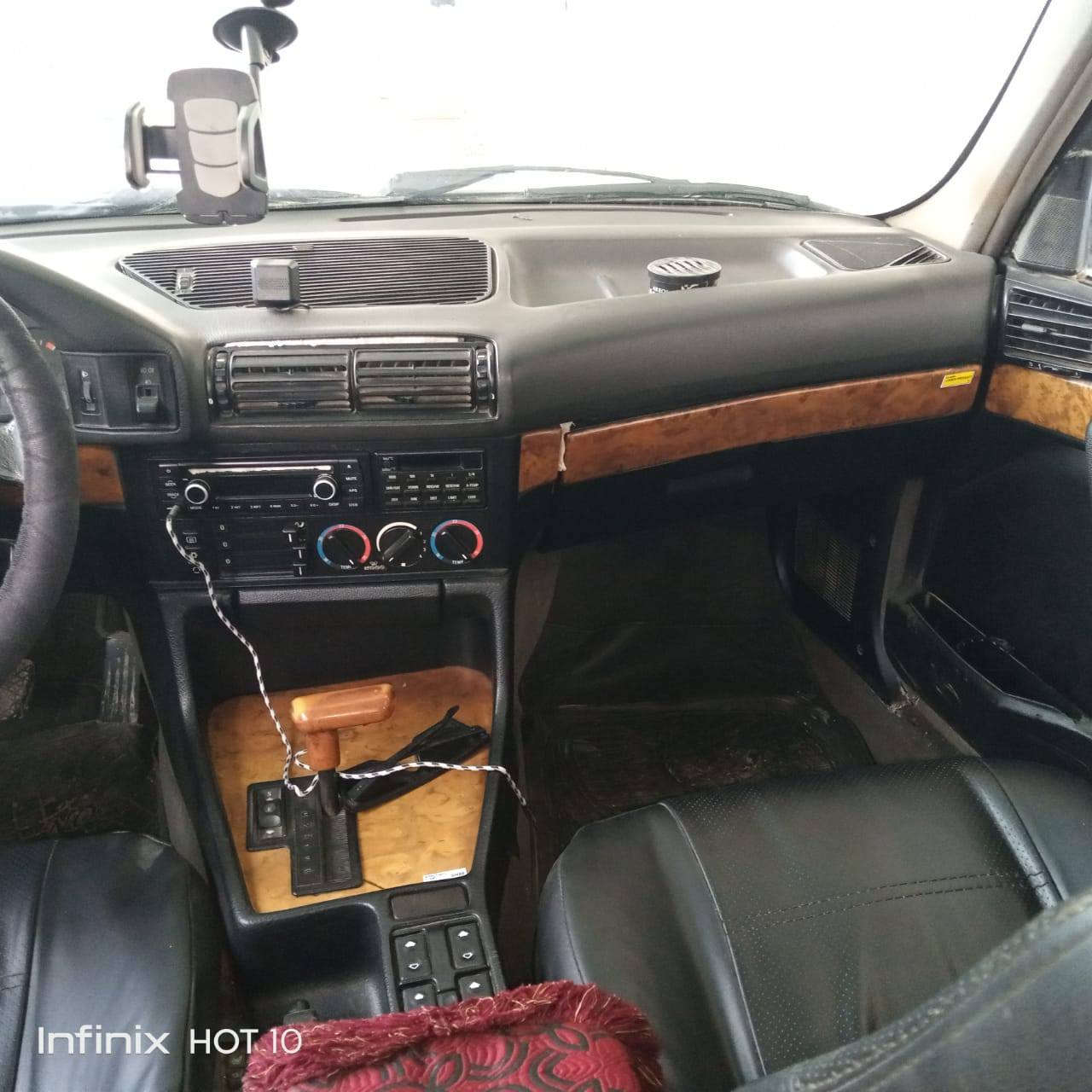 سلام و عليكوم برايان بي ام رقم هه وليره  موديل 1991 525 گير اوتوماتيك به ناوي خومانه گيرو مه كينه ي به شه رت ناوفورميكايايه ناوخورفه ي جوانه سعري 45 گه لا مه جاليكي برايانه
ناونيشان كركوك 
***********
