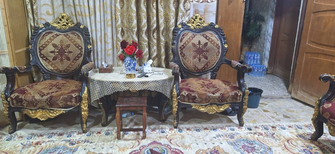 السلام عليكم 
طقم ملكي خشب مصري ثقيل ..
٢ قطع كبيرة و٤ كراسي ،
مع ٣ طبلة مرمرية ثقيلة ..
٢ صغير وحدة وسطية كبيرة 
السعر ٦٠٠ قابل للتفاوض 🌹


**إذا كنت صاحب هذا الإعلان وتريد حذفه لأي سبب، رجاءا أرسل رسالة إلى الدعم الفني**