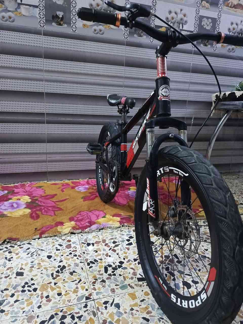 سلام عليكم
بيسكلات للبيع نضام دبلات امامي

البيسكل الاحمر نوع جبلي 
حجم 20 جديد كلشي ما ناقصه
السعر 80 وبي مجال 

البيسكل الثاني رياضي
حجم 26 ماناقصه شي 
السعر 50 وبي مجال 

عنواني بغداد الحسينيه 
متواجد واتساب او علقلي واني اراسلك 
***********
